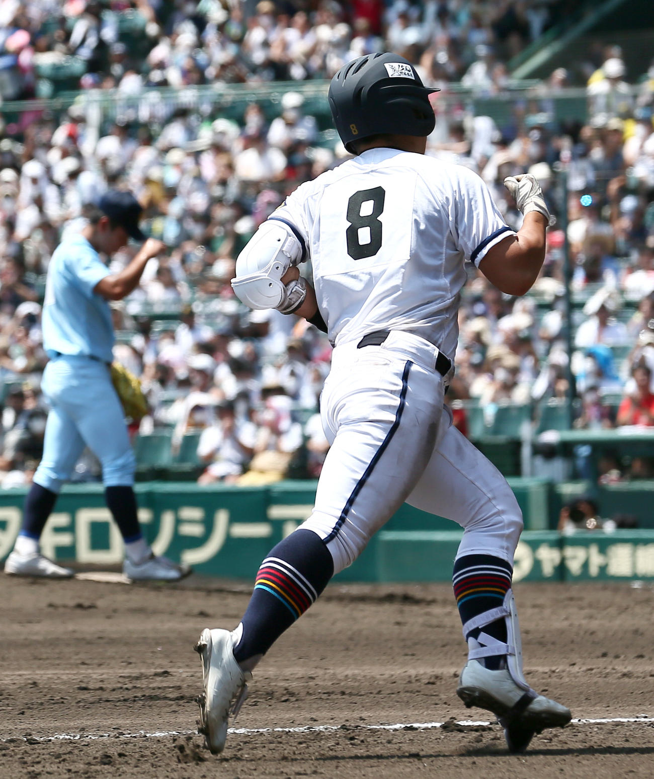 高松商対近江　3回表高松商1死一塁、浅野翔吾は同点の中越え2点本塁打を放ちガッツポーズする。左は投手山田（撮影・上山淳一）