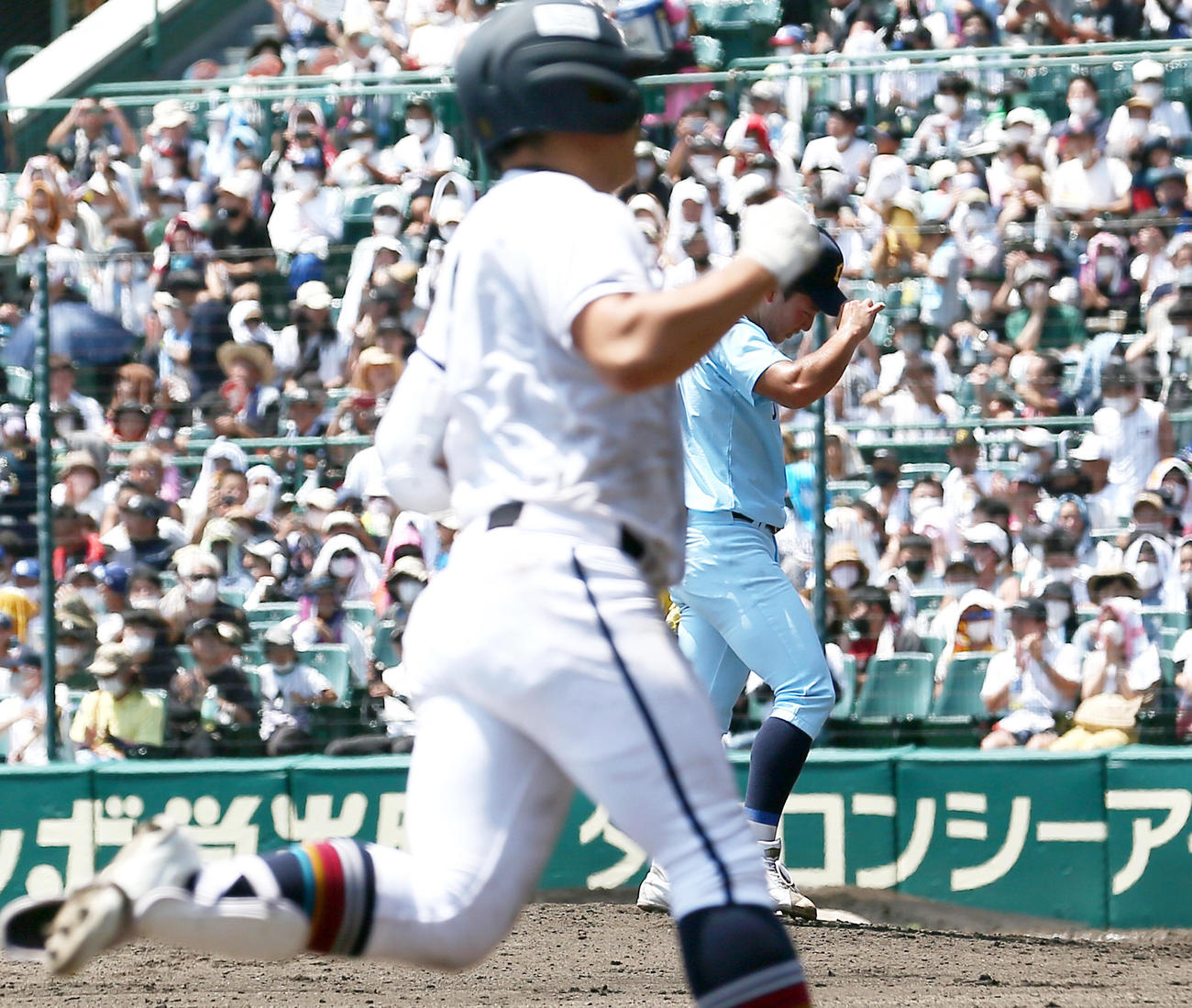 高松商対近江　3回表高松商1死一塁、山田は浅野（手前）に同点の中越え2点本塁打を被弾する（撮影・上山淳一）