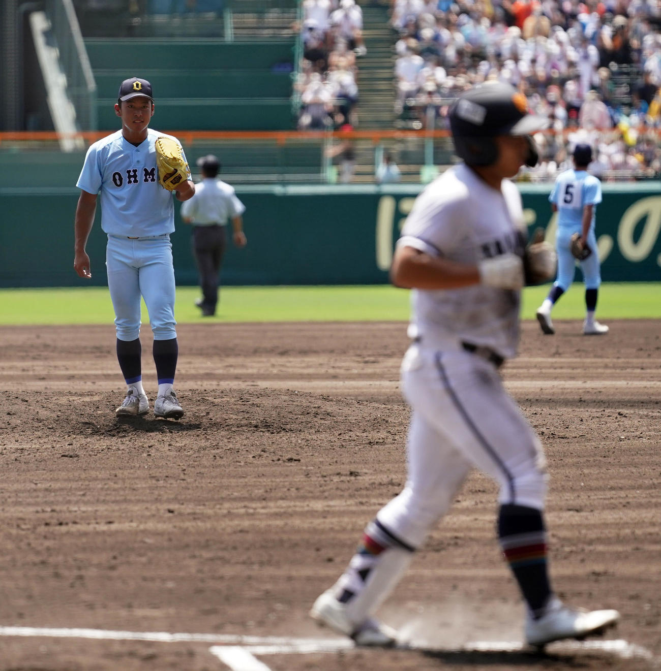 高松商対近江　3回表高松商1死一塁、浅野（右）に中越え2点本塁打を浴びる山田（撮影・横山健太）