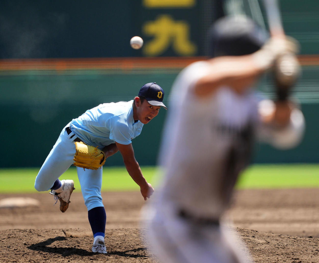 高松商対近江　力投する近江・山田。打者浅野（撮影・横山健太）