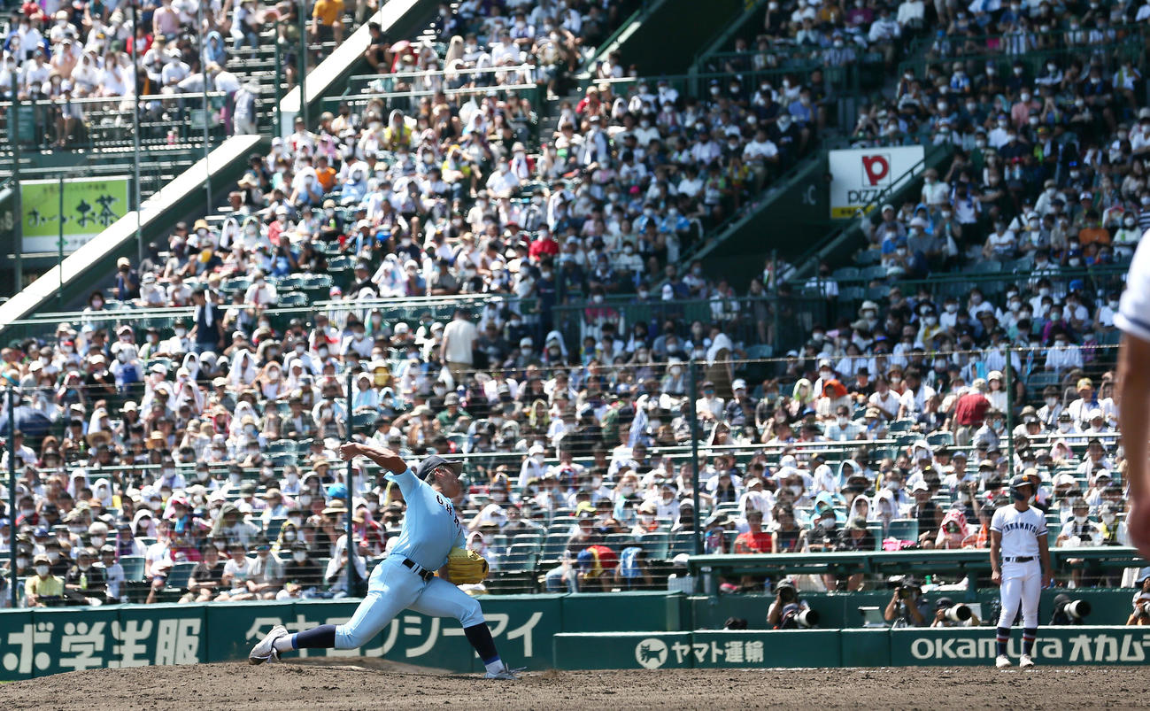 高松商対近江　力投する近江山田（撮影・上山淳一）