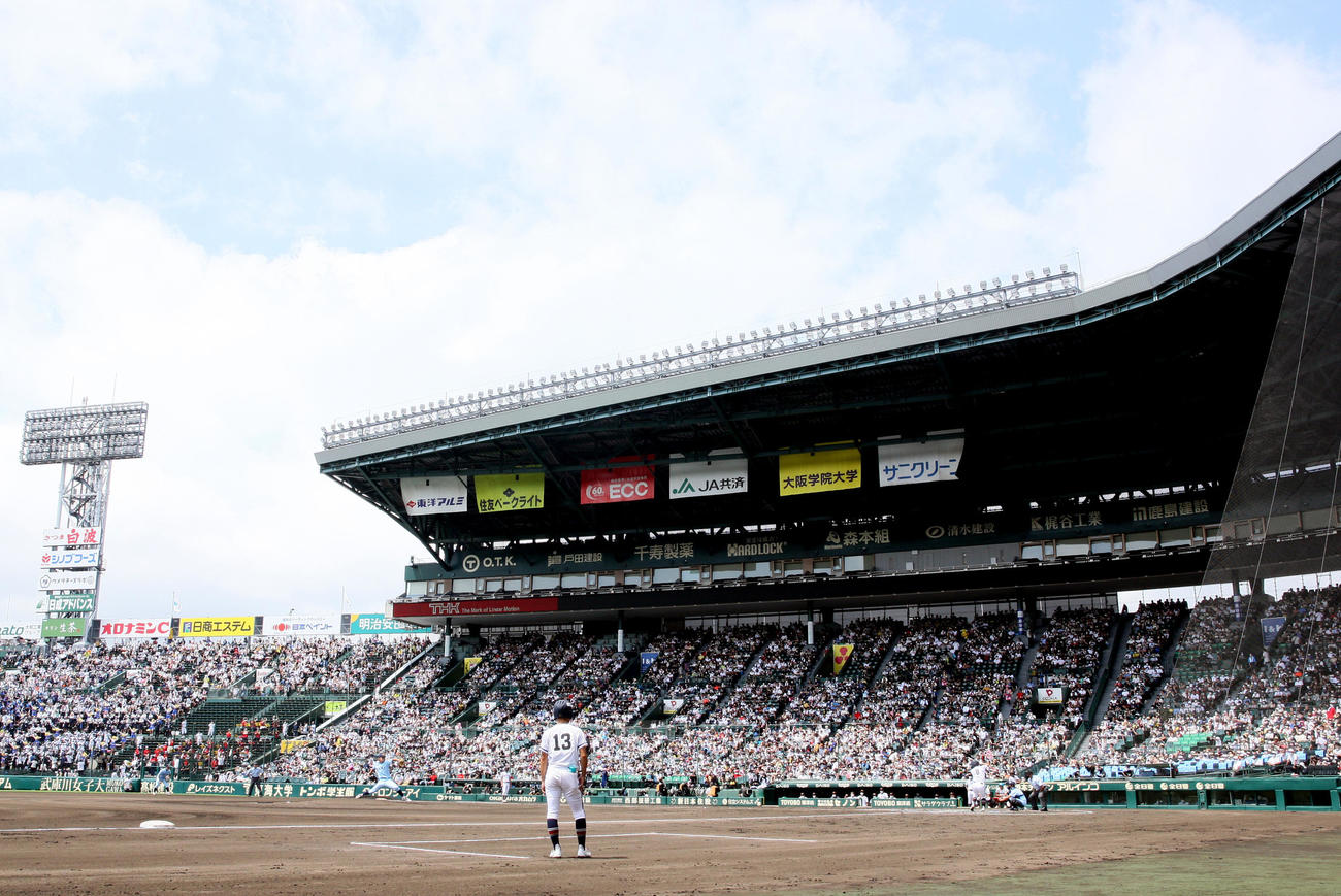 高松商対近江　1回表高松商無死、近江先発の山田と対戦する浅野（撮影・上山淳一）