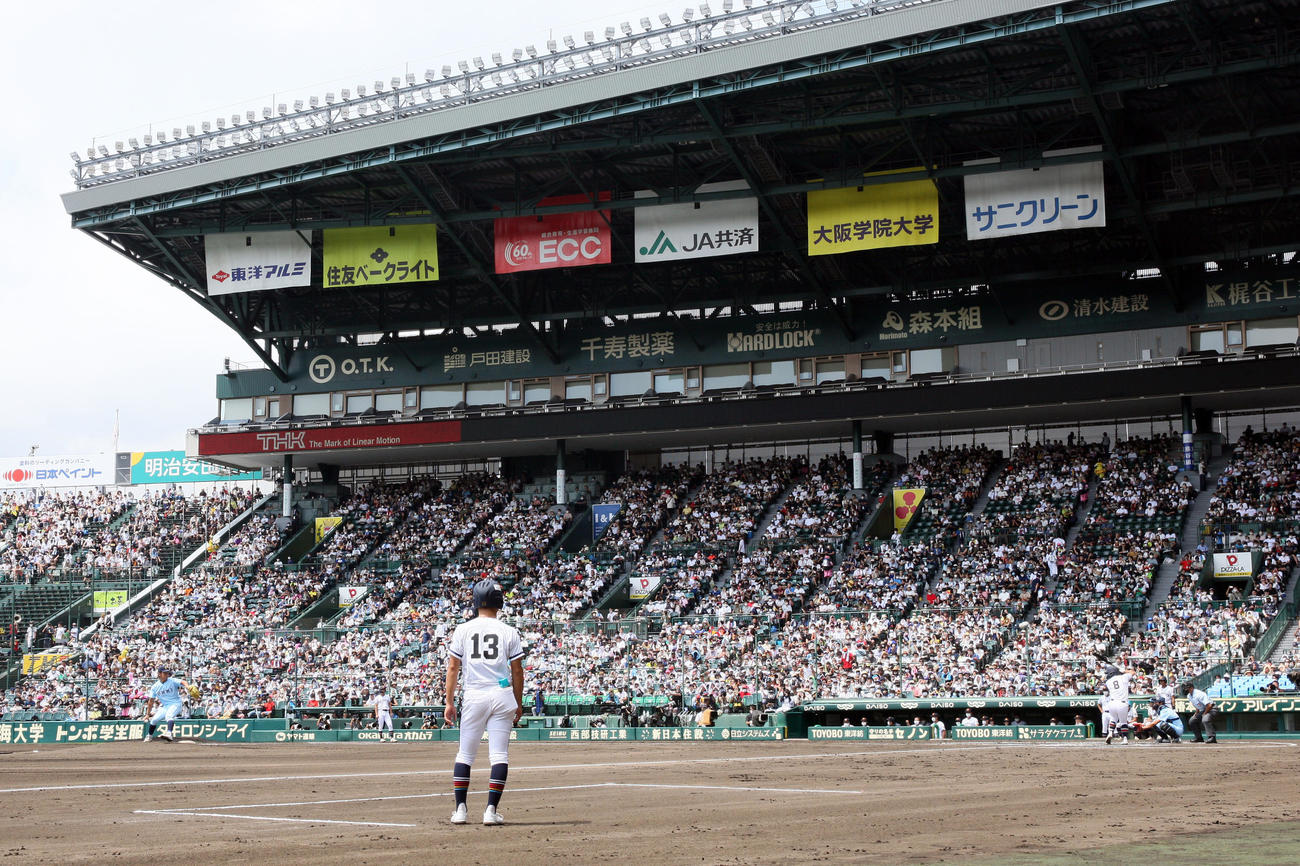 高松商対近江　1回表高松商無死、近江先発の山田と対戦する浅野（撮影・上山淳一）