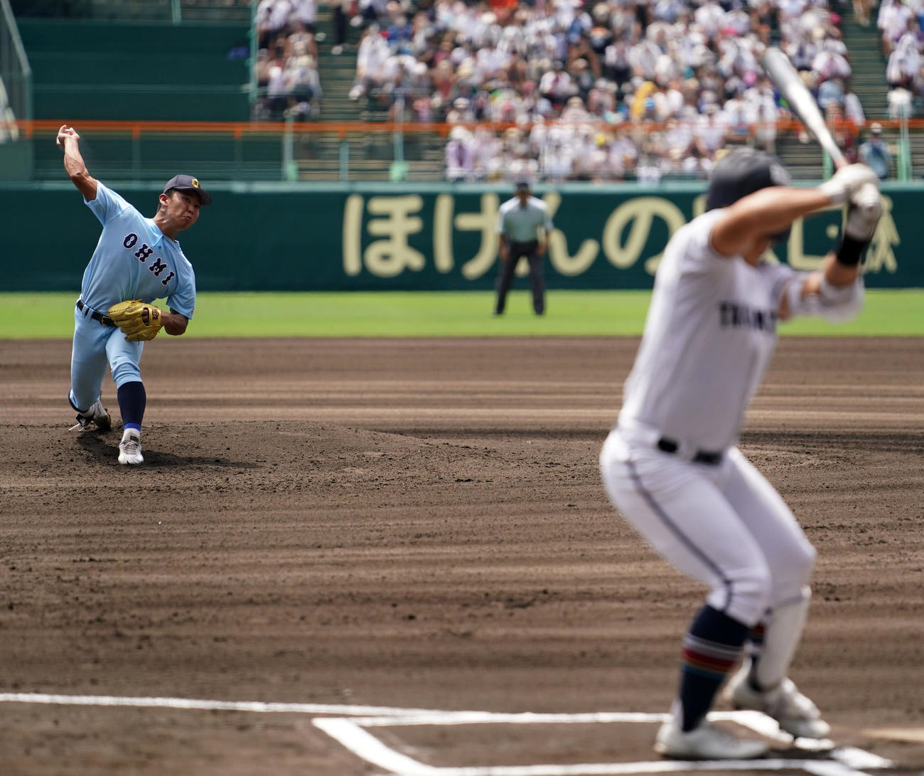 高松商対近江　1回表高松商無死、力投する近江・山田（左）。右は高松商・浅野（撮影・横山健太）