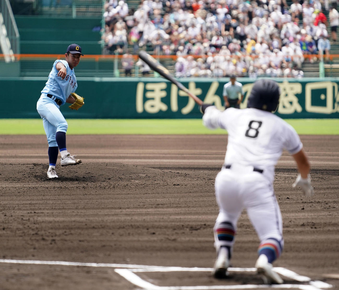 高松商対近江　1回表高松商無死、浅野（右）に左翼線へ二塁打を浴びる山田（撮影・横山健太）