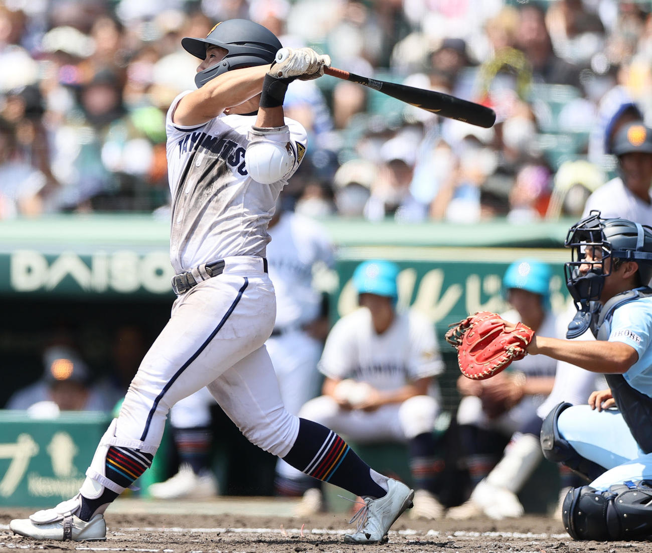 高松商対近江　3回表高松商1死一塁、浅野は同点の中越え2点本塁打を放つ（撮影・上山淳一）