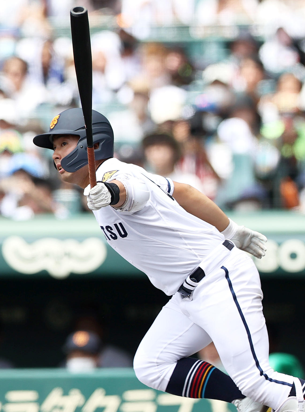 高松商対近江　1回表高松商無死、浅野は左に二塁打を放つ（撮影・上山淳一）