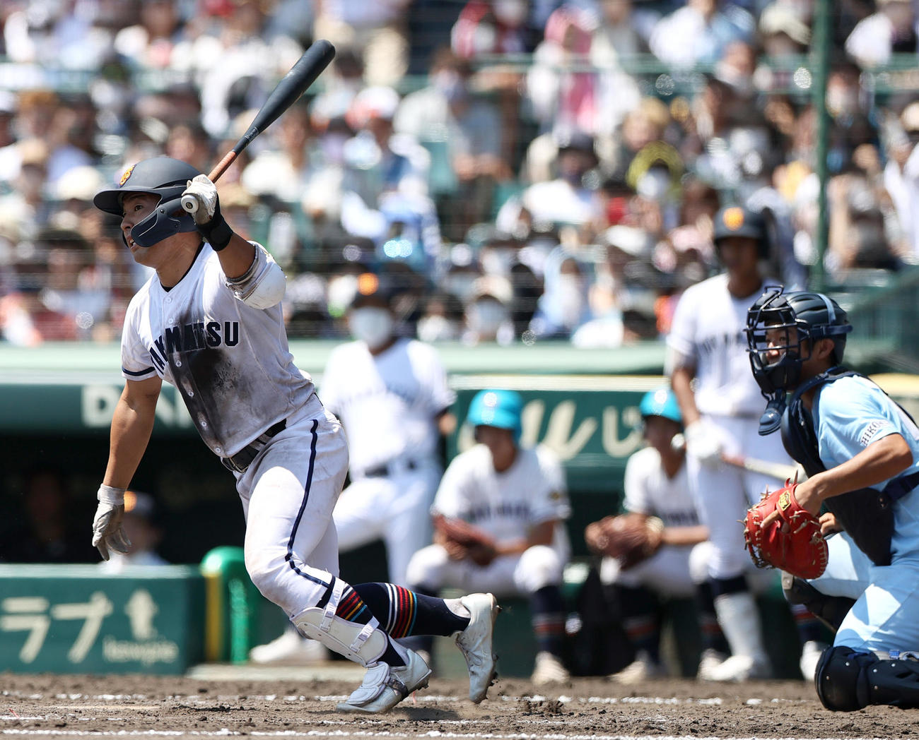 高松商対近江　5回表高松商2死一塁、浅野は左前打を放つ（撮影・上山淳一）