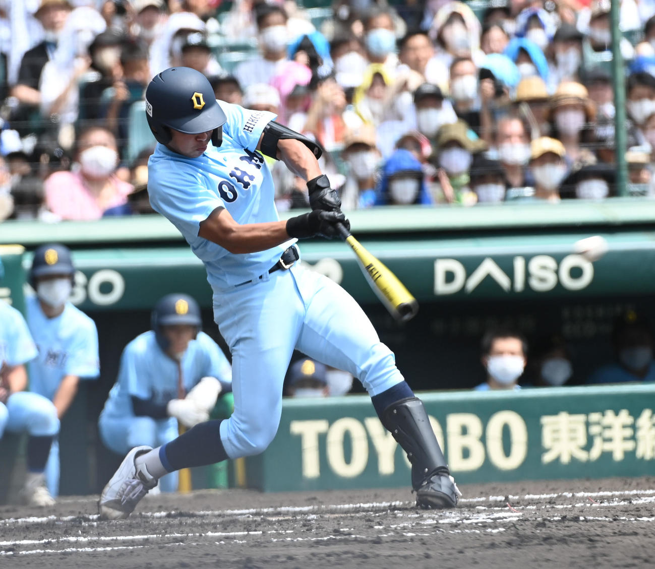 高松商対近江　1回裏近江2死二塁、山田は先制の左前適時打を放つ（撮影・前岡正明）