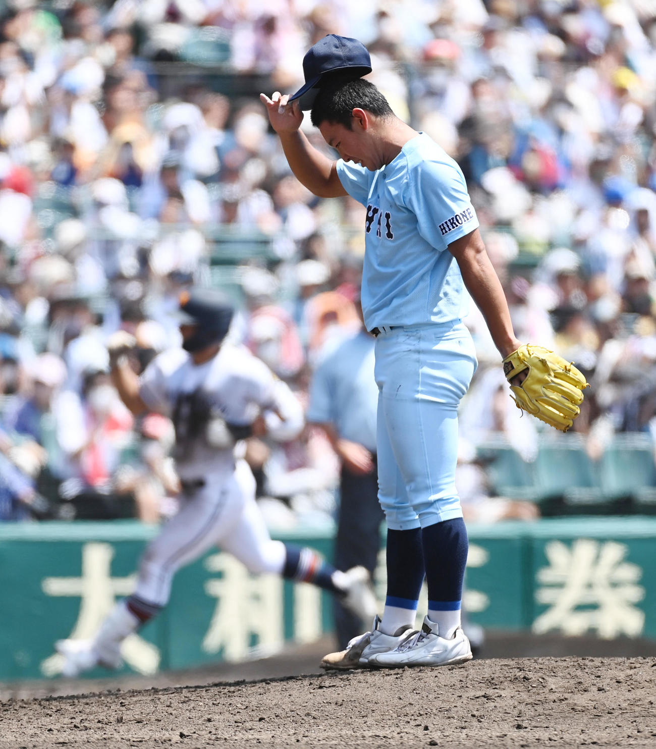 高松商対近江　3回表高松商1死一塁、浅野にバックスクリーンへ同点となる2点本塁打を打たれがっくりする山田（撮影・前岡正明）