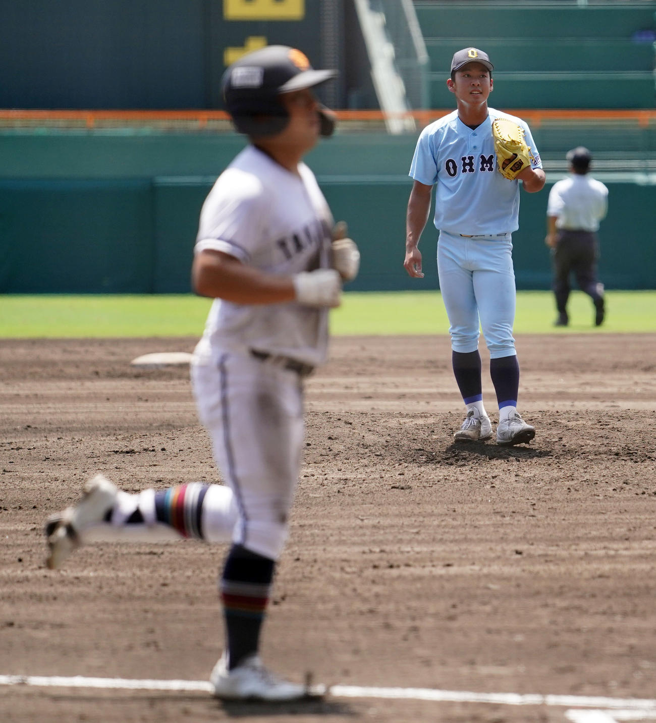 高松商対近江　3回表高松商1死一塁、浅野（左）に中越え2点本塁打を浴びる山田（撮影・横山健太）