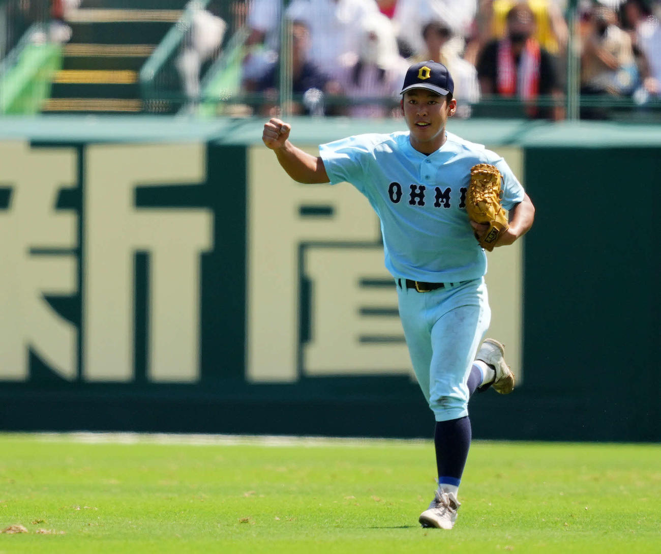 高松商対近江　8回表途中でマウンドを降りライトにまわった近江・山田陽翔はこの回が無失点で終わりガッツポーズでベンチへ戻る（撮影・横山健太）
