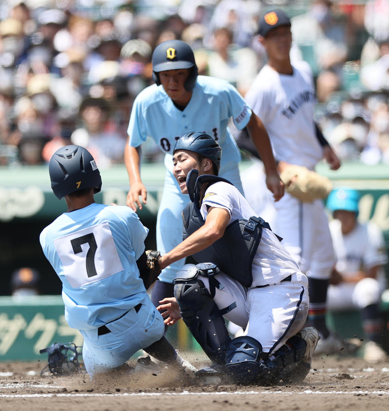 高松商対近江　3回裏近江2死満塁、大橋の左前適時打でホームを狙う二走川元（手前）を左翼手井桜の好返球で刺す捕手大坪（撮影・上山淳一）