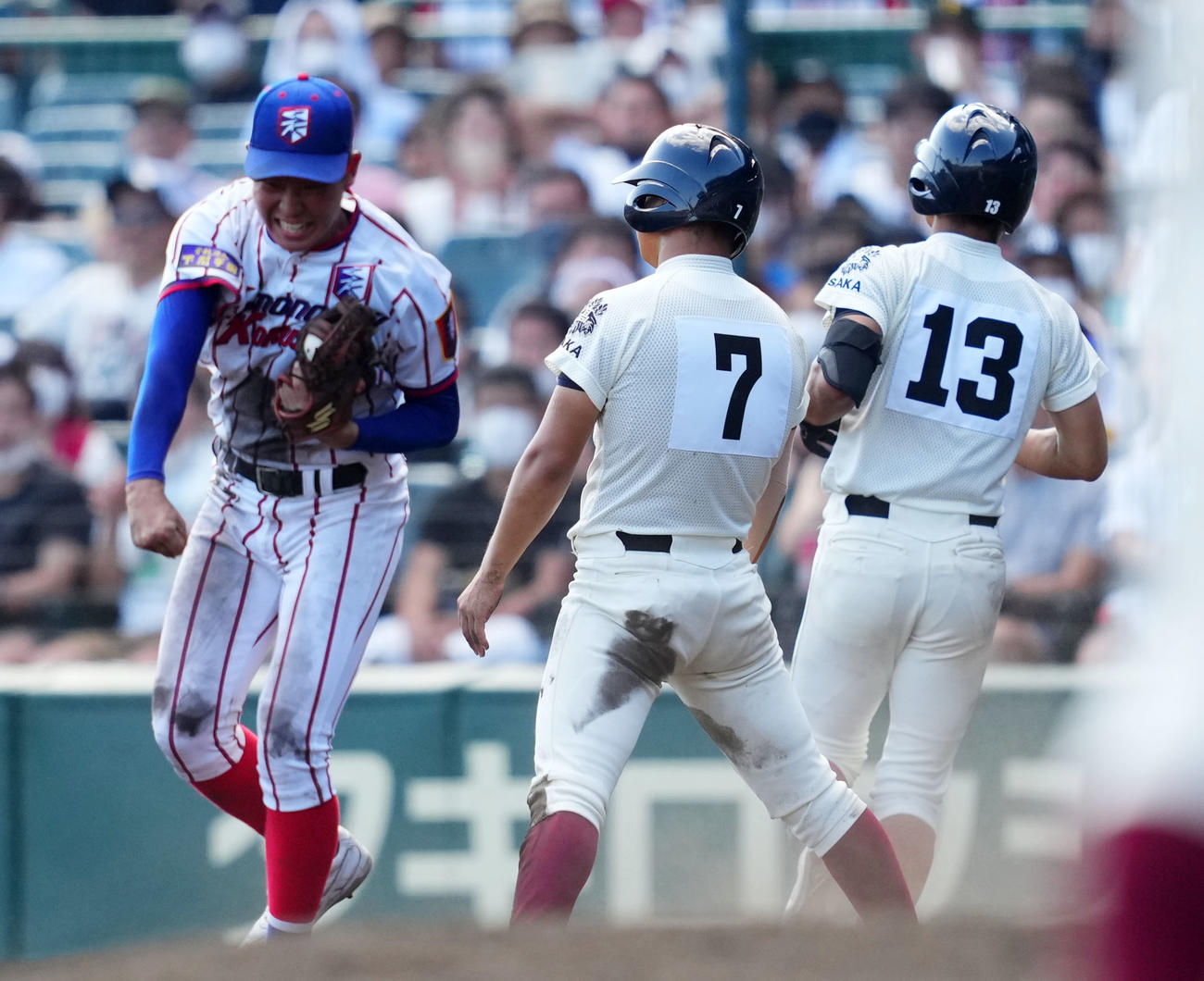 下関国際対大阪桐蔭　7回裏大阪桐蔭無死一、二塁、大前の投飛でトリプルプレーが成立しガッツポーズする森（左）（撮影・横山健太）