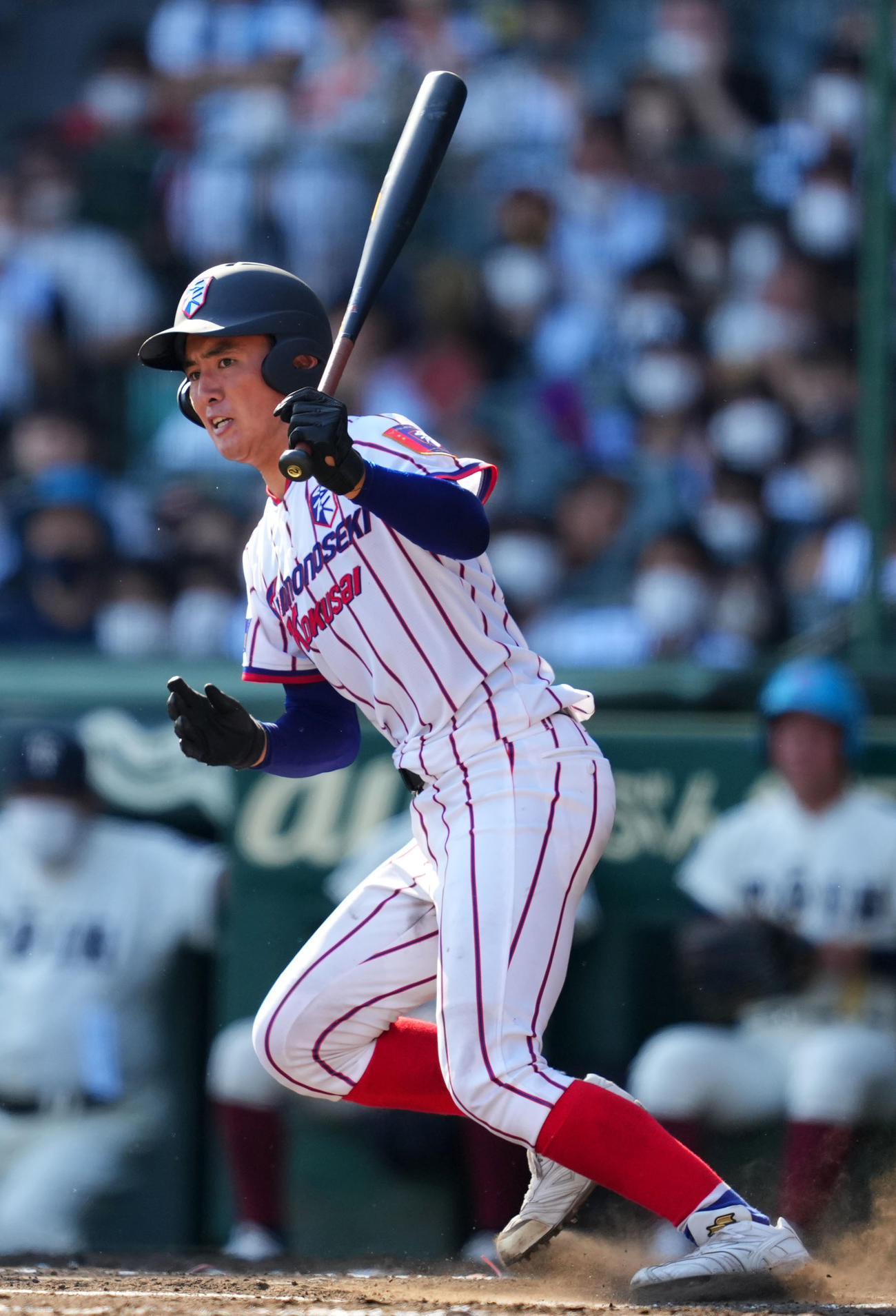 下関国際対大阪桐蔭　6回表下関国際2死一、二塁、左翼線へ適時二塁打を放つ橋爪（撮影・横山健太）