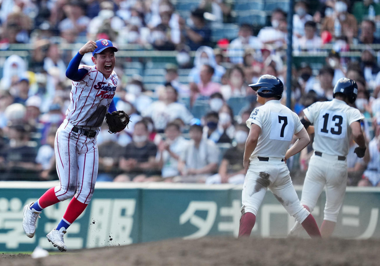 下関国際対大阪桐蔭　7回裏大阪桐蔭無死一、二塁、大前の投飛でトリプルプレーが成立しガッツポーズする森（左）（撮影・横山健太）