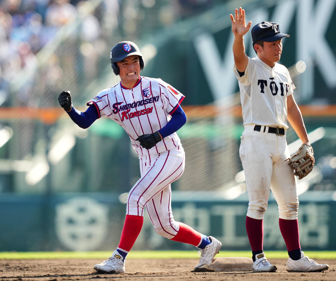 下関国際対大阪桐蔭　6回表下関国際2死一、二塁、左翼線へ適時二塁打を放ちガッツポーズする橋爪（左）（撮影・横山健太）