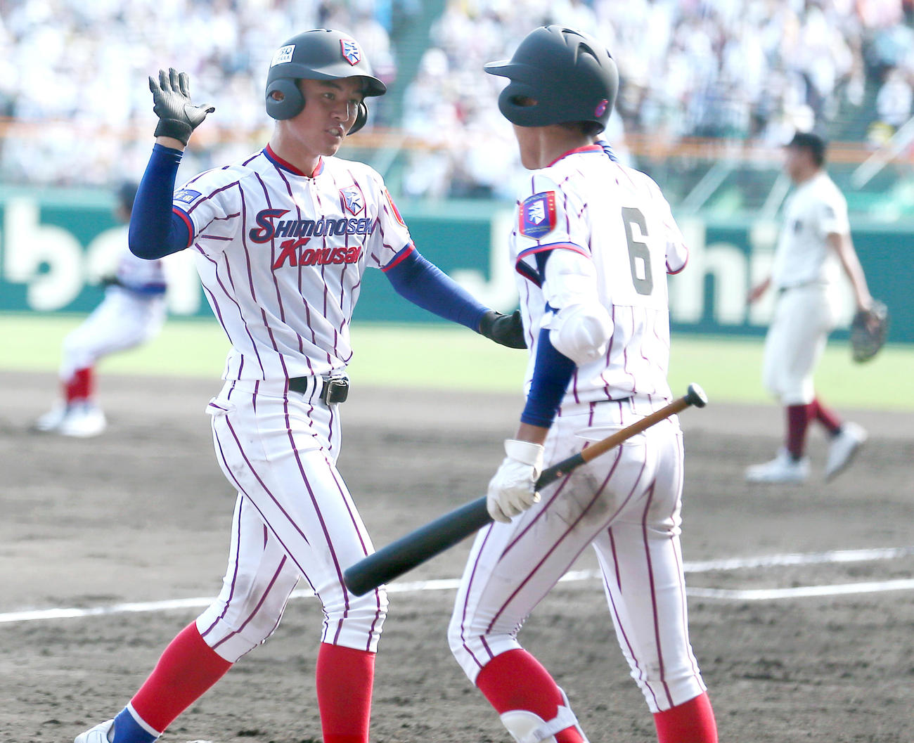 高松商対近江　3回表下関国際1死三塁、松本の左前適時打で橋爪（手前左）が生還する（撮影・上山淳一）