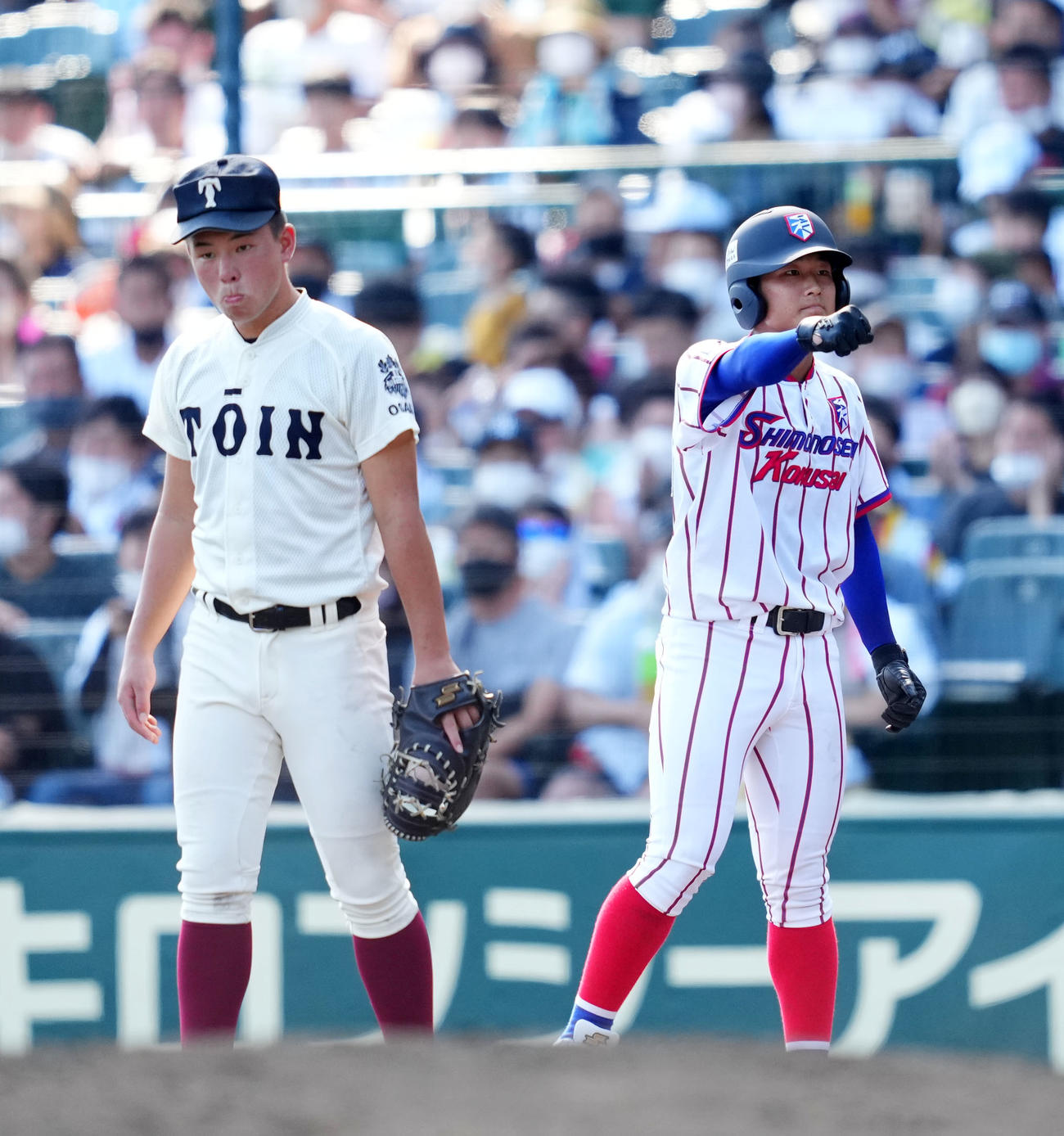 下関国際対大阪桐蔭　3回表下関国際1死三塁、左前適時打を放ちガッツポーズする松本（右）（撮影・横山健太）