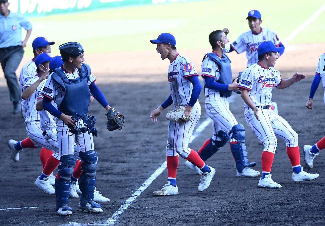 大阪桐蔭を破り喜ぶ下関国際ナイン（撮影・前岡正明）