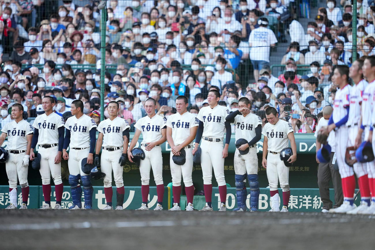 下関国際に敗れ悔し涙を流す大阪桐蔭ナイン（撮影・横山健太）