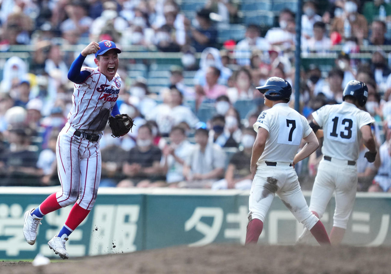 7回裏大阪桐蔭無死一、二塁、大前の投飛でトリプルプレイが成立しガッツポーズする森（左）（撮影・横山健太）