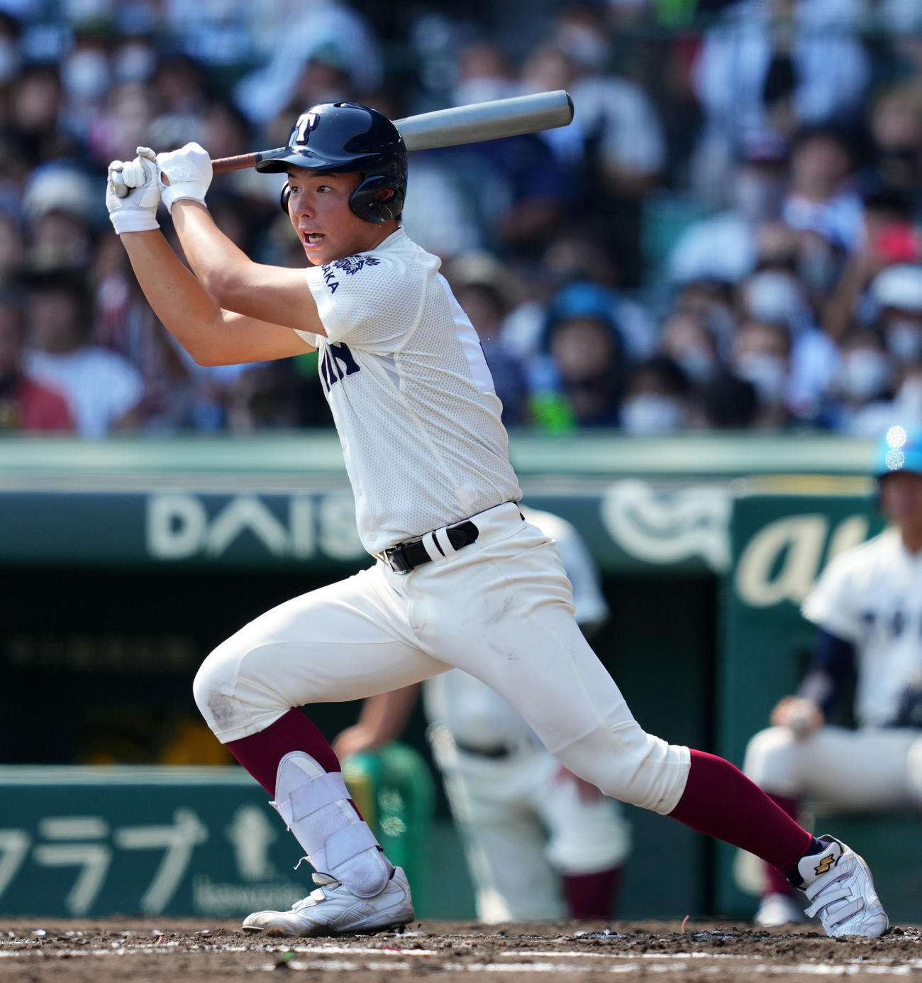 下関国際対大阪桐蔭　1回裏大阪桐蔭1死二塁、左中間へ適時二塁打を放つ丸山（撮影・横山健太）