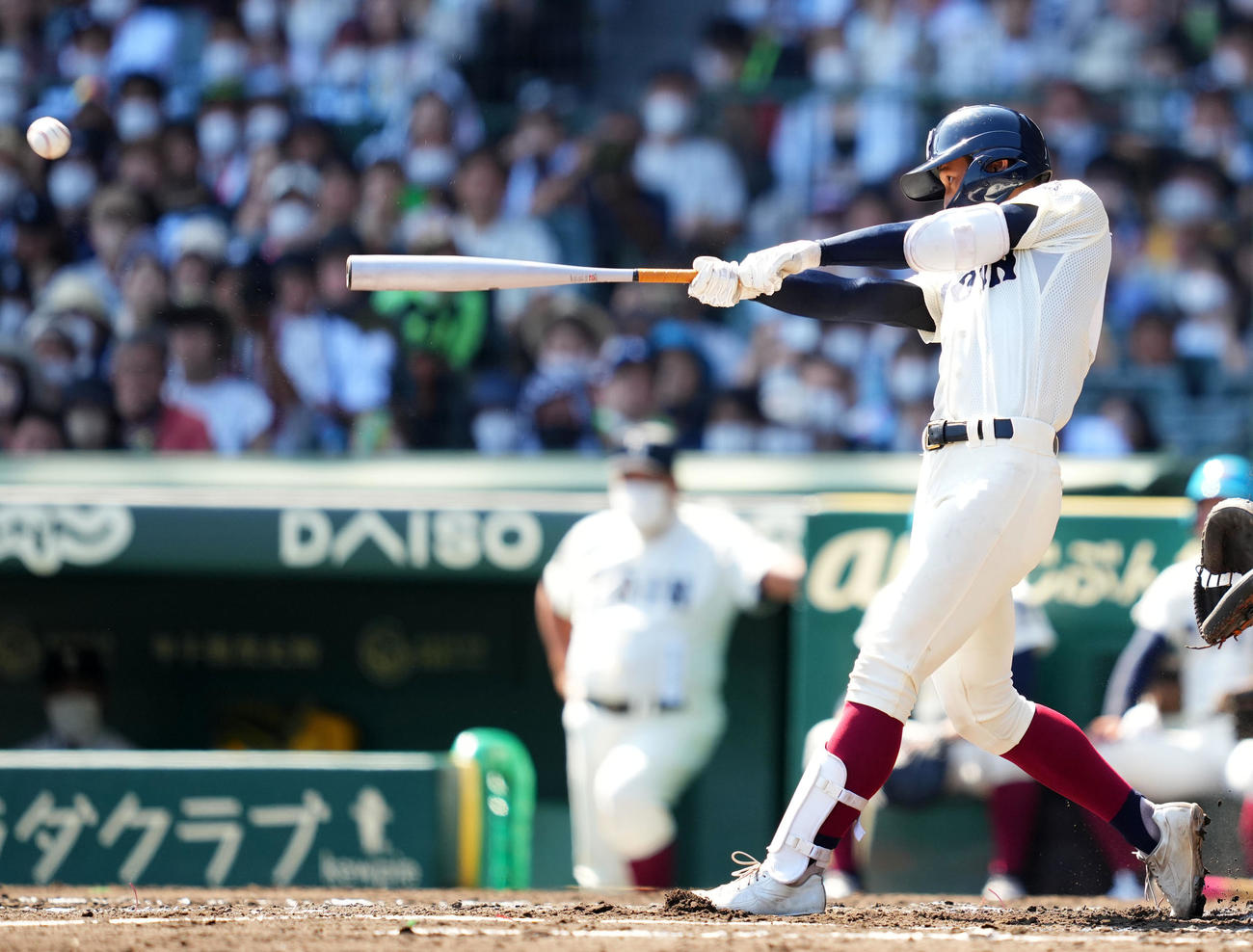 下関国際対大阪桐蔭　1回裏大阪桐蔭1死二塁、左翼線へ適時二塁打を放つ松尾（撮影・横山健太）