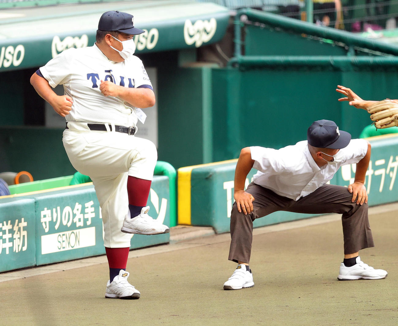 試合前にストレッチを行う大阪桐蔭・西谷浩一監督（左）（2022年8月16日撮影）