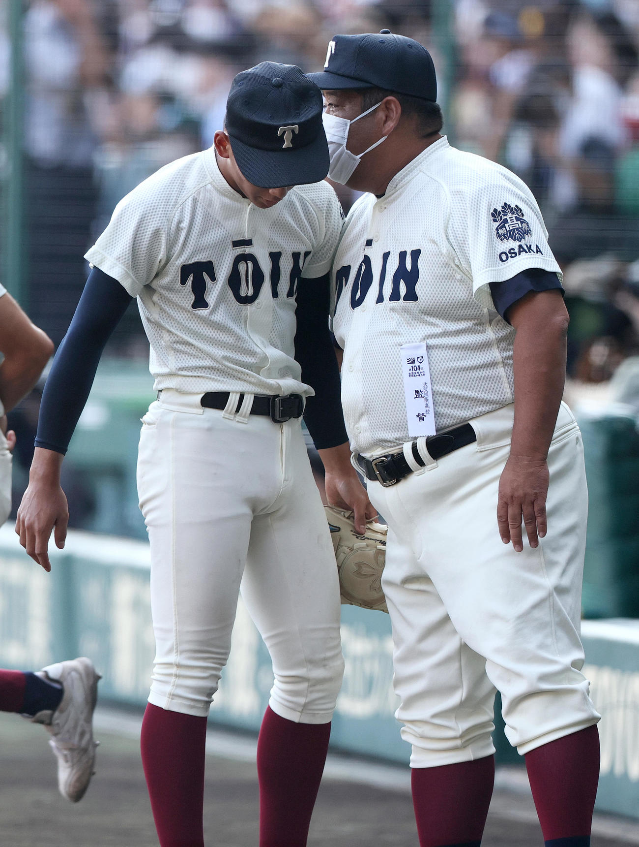 高松商対近江　6回を投げ終えた前田（左）の耳元で話す大阪桐蔭の西谷監督（撮影・上山淳一）