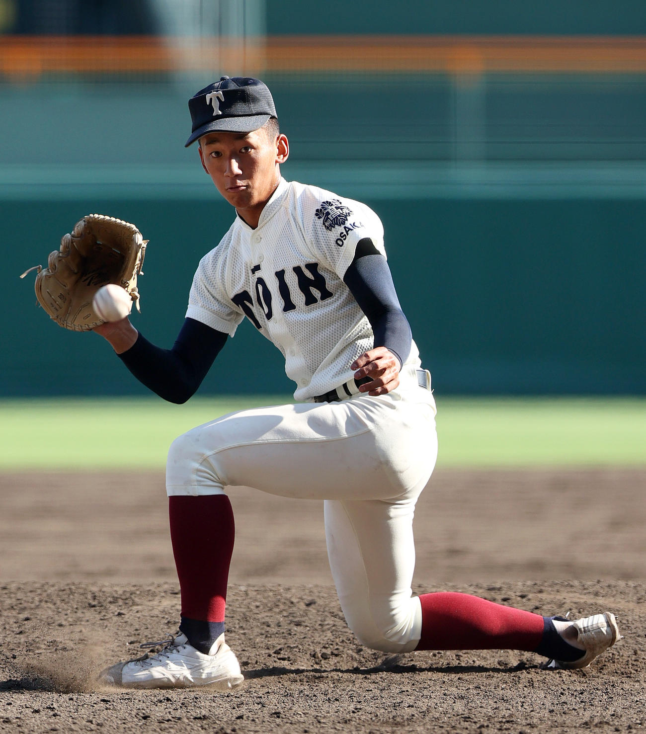 高松商対近江　6回表下関国際2死満塁、前田は松本の投ゴロに反応する（撮影・上山淳一）