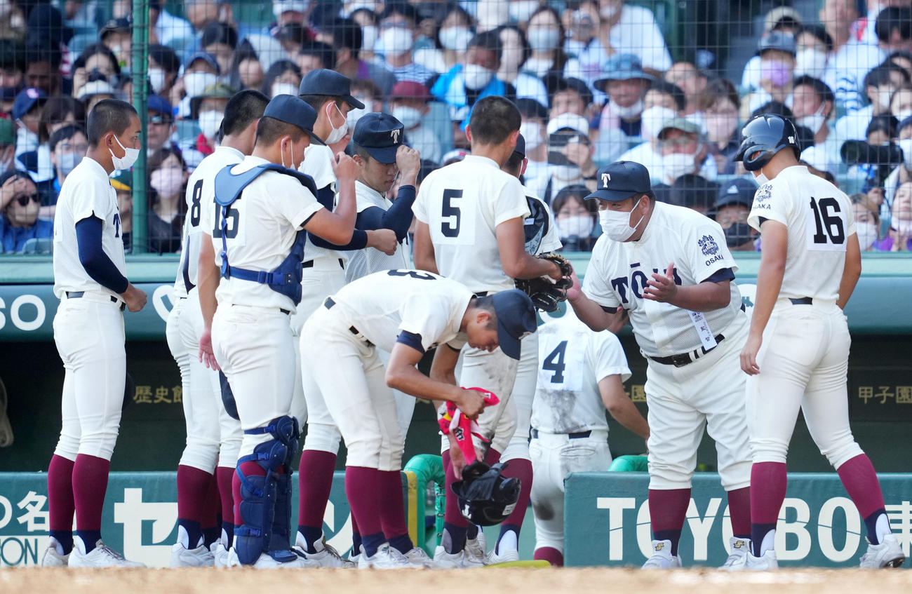 下関国際対大阪桐蔭　ナインに声をかける大阪桐蔭・西谷監督（右から2人目）（撮影・横山健太）