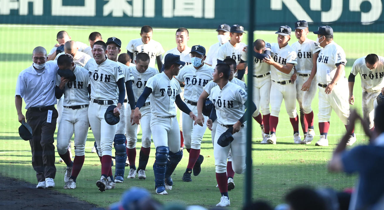 下関国際に敗れがっくりする大阪桐蔭ナイン（撮影・前岡正明）
