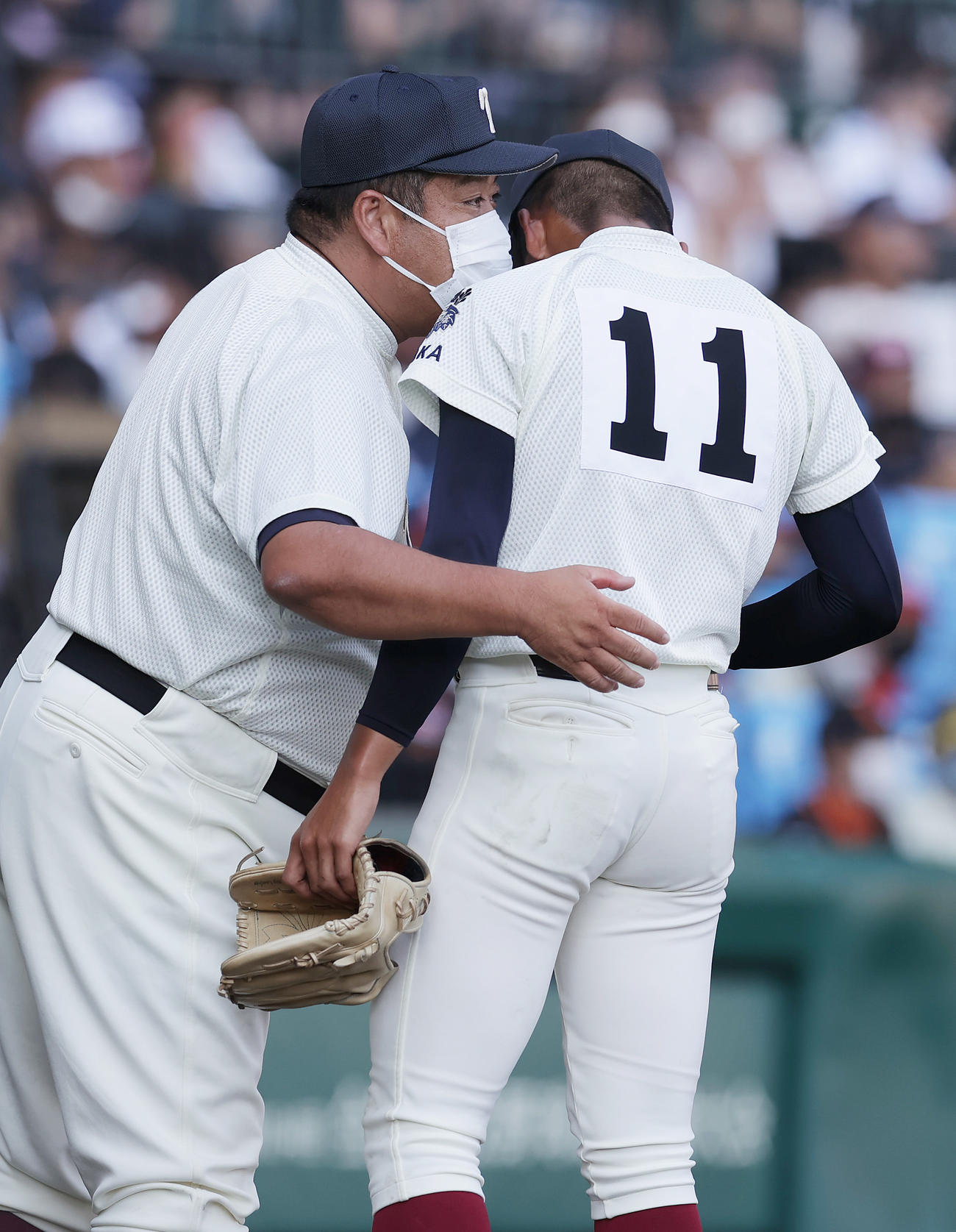 下関国際対大阪桐蔭　6回表を投げ終えた大阪桐蔭・前田（右）に声をかける西谷監督（撮影・前田充）