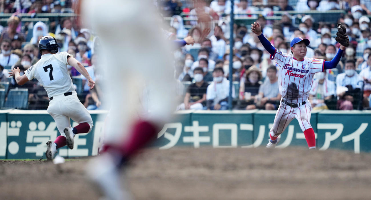 下関国際対大阪桐蔭　7回裏大阪桐蔭無死一、二塁、大前の投飛でトリプルプレーが成立する。右は森（撮影・横山健太）