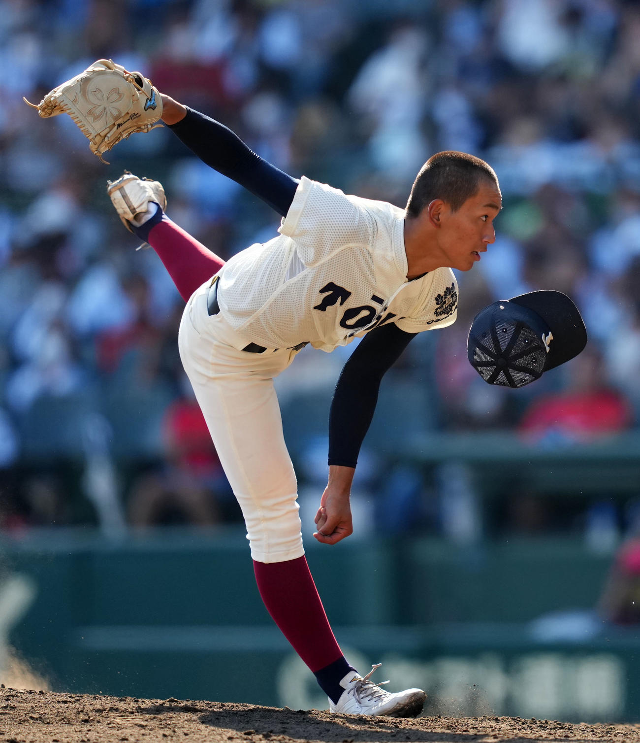 下関国際対大阪桐蔭　帽子を飛ばしながら力投する大阪桐蔭・前田（撮影・横山健太）