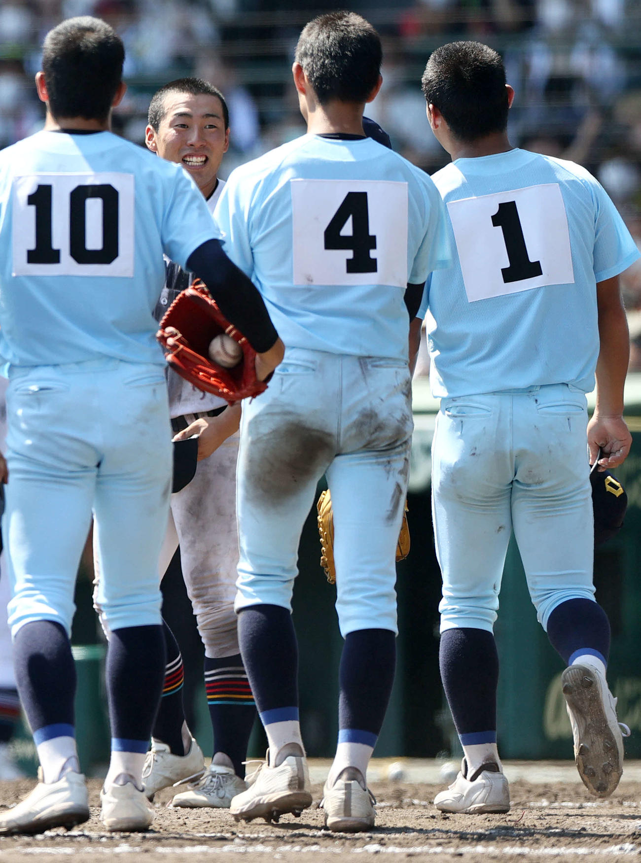 高松商対近江　高松商・浅野（左から2人目）は近江・山田（右）と言葉を交わし引き揚げる（撮影・上山淳一）
