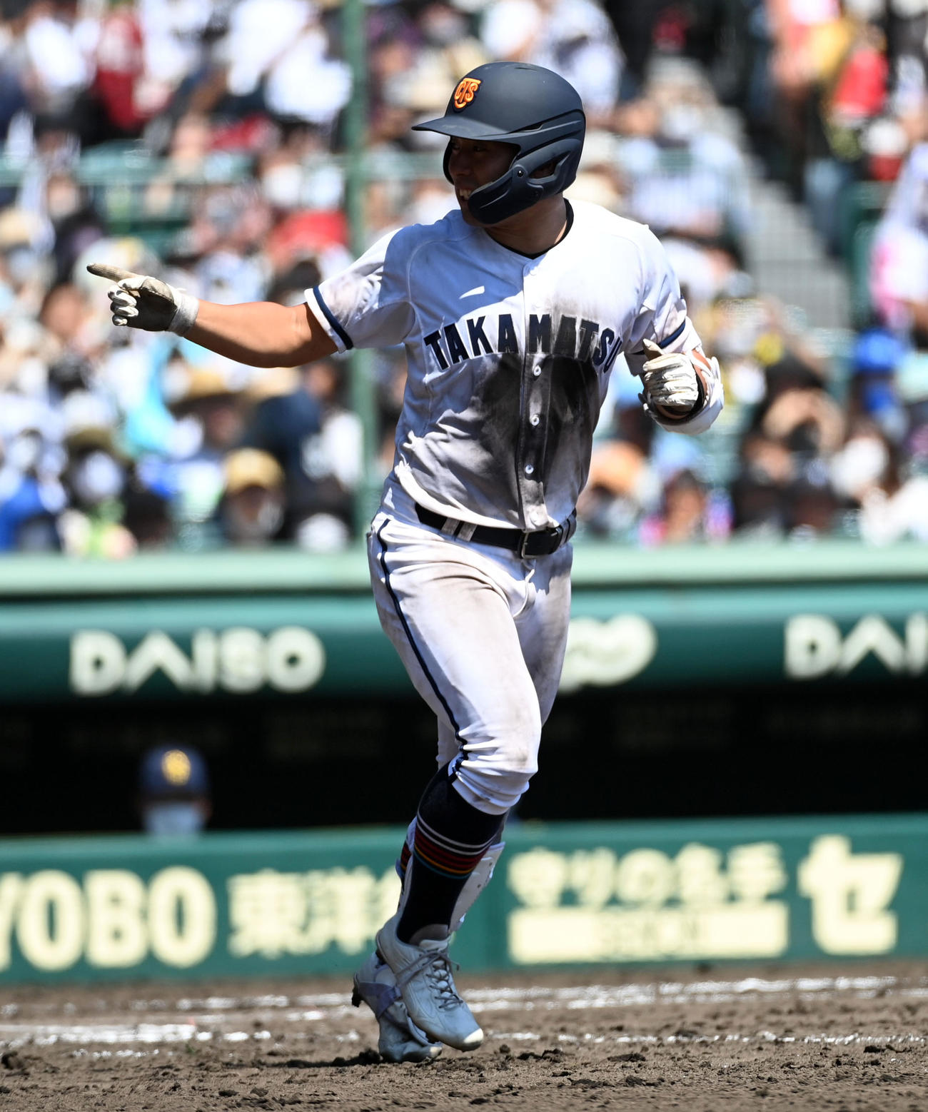 高松商対近江　7回表高松商1死一、二塁、申告故意四球で一塁に向かう浅野（撮影・前岡正明）