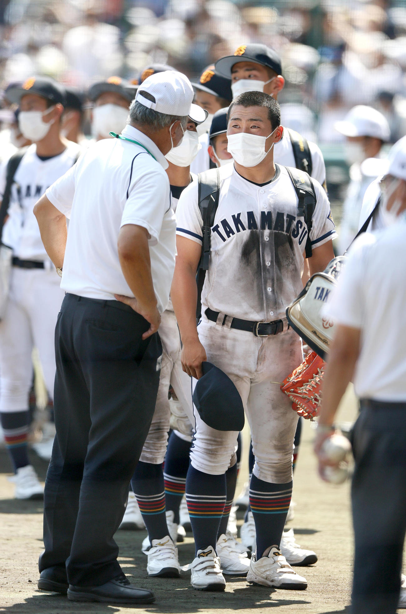 高松商対近江　近江敗れた高松商の浅野翔吾（右）は大会関係者にあいさつし甲子園を後にする（撮影・上山淳一）