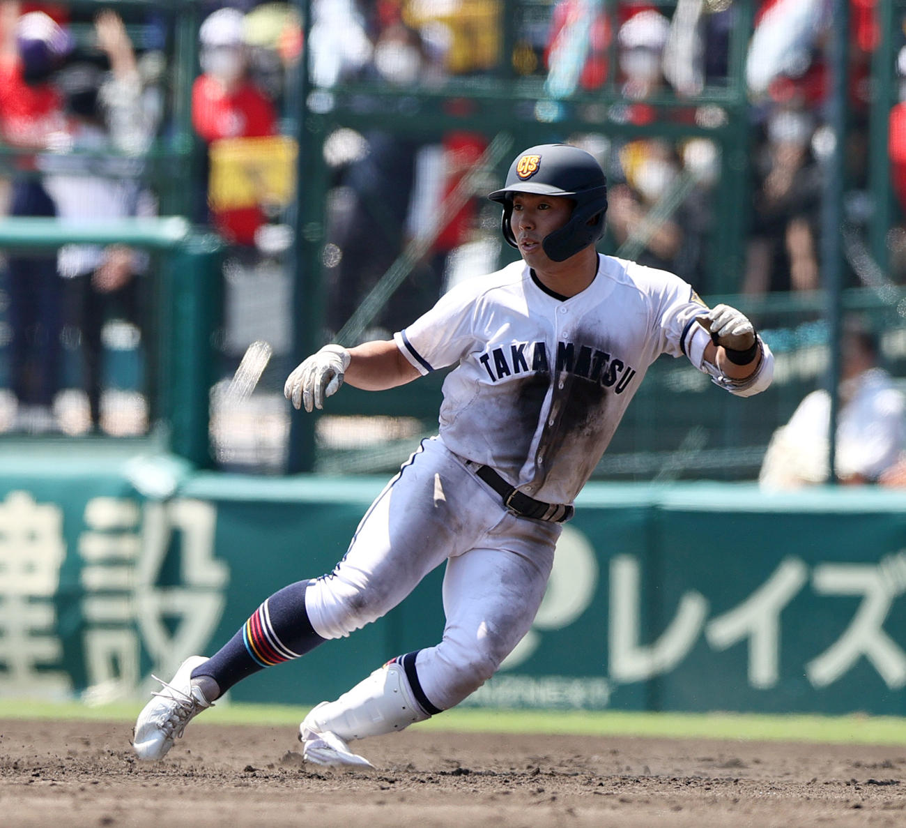 高松商対近江　5回表高松商2死一塁、浅野は左前打を放つ（撮影・上山淳一）