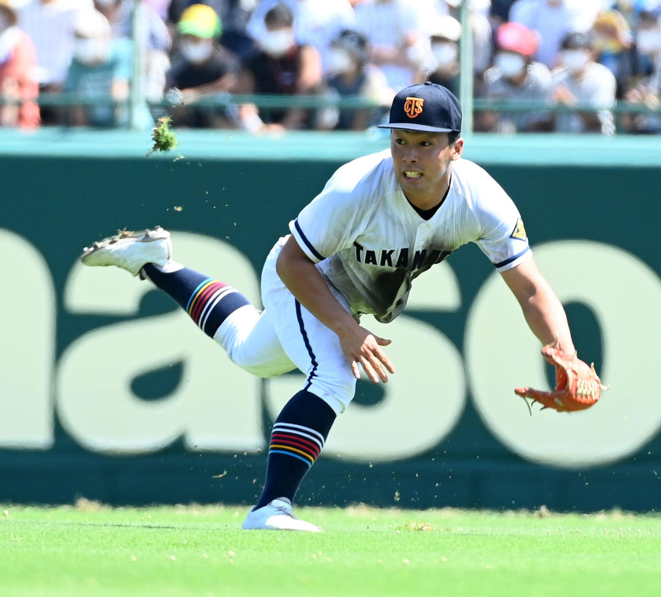 高松商対近江　7回裏近江1死二塁、津田の中前適時打で送球が悪送球となった浅野（撮影・前岡正明）