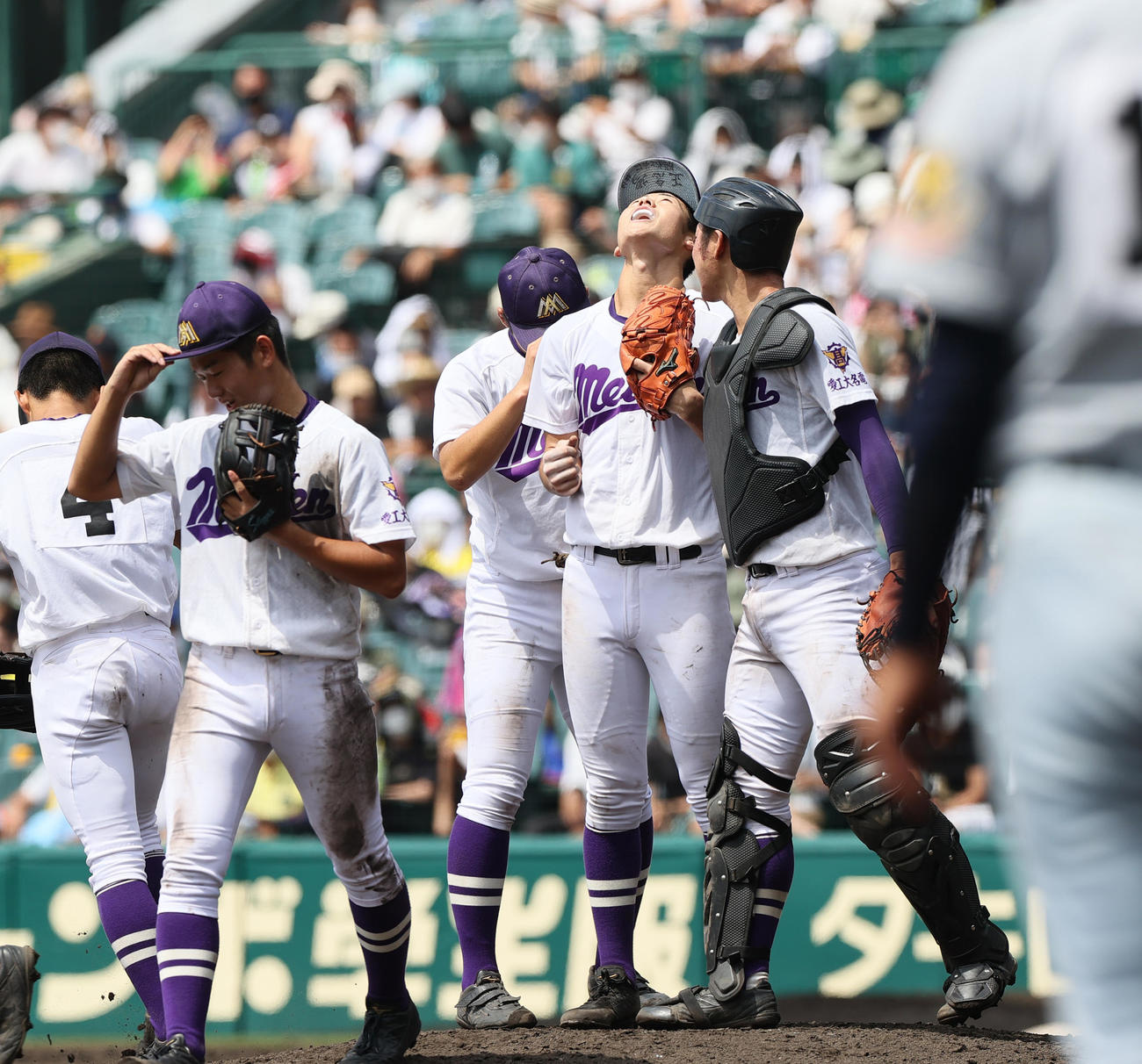 8回裏仙台育英2死一、三塁、山田（右から2人目）はマウンドで内野陣と打ち合わせを終え空を見上げる（撮影・上山淳一）