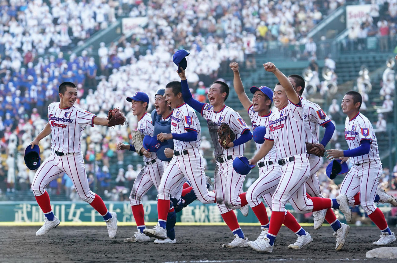 大阪桐蔭に勝利し歓喜する下関国際ナイン（撮影・横山健太）