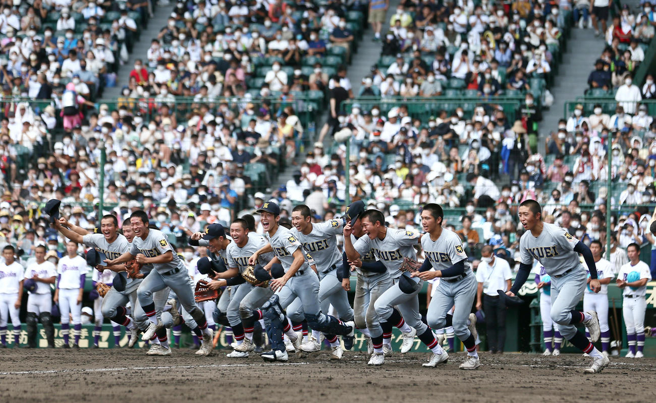 愛工大名電に勝利し、応援席に向かって笑顔で駆けだす仙台育英ナイン（撮影・上山淳一）