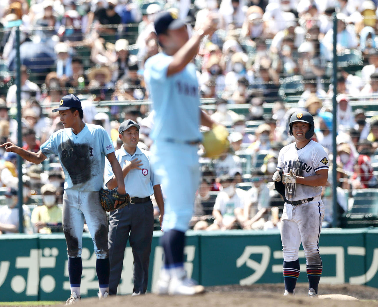 高松商対近江　7回表高松商1死一、二塁、浅野（右）は申告故意四球で一塁に進塁。手前は投手山田（撮影・上山淳一）