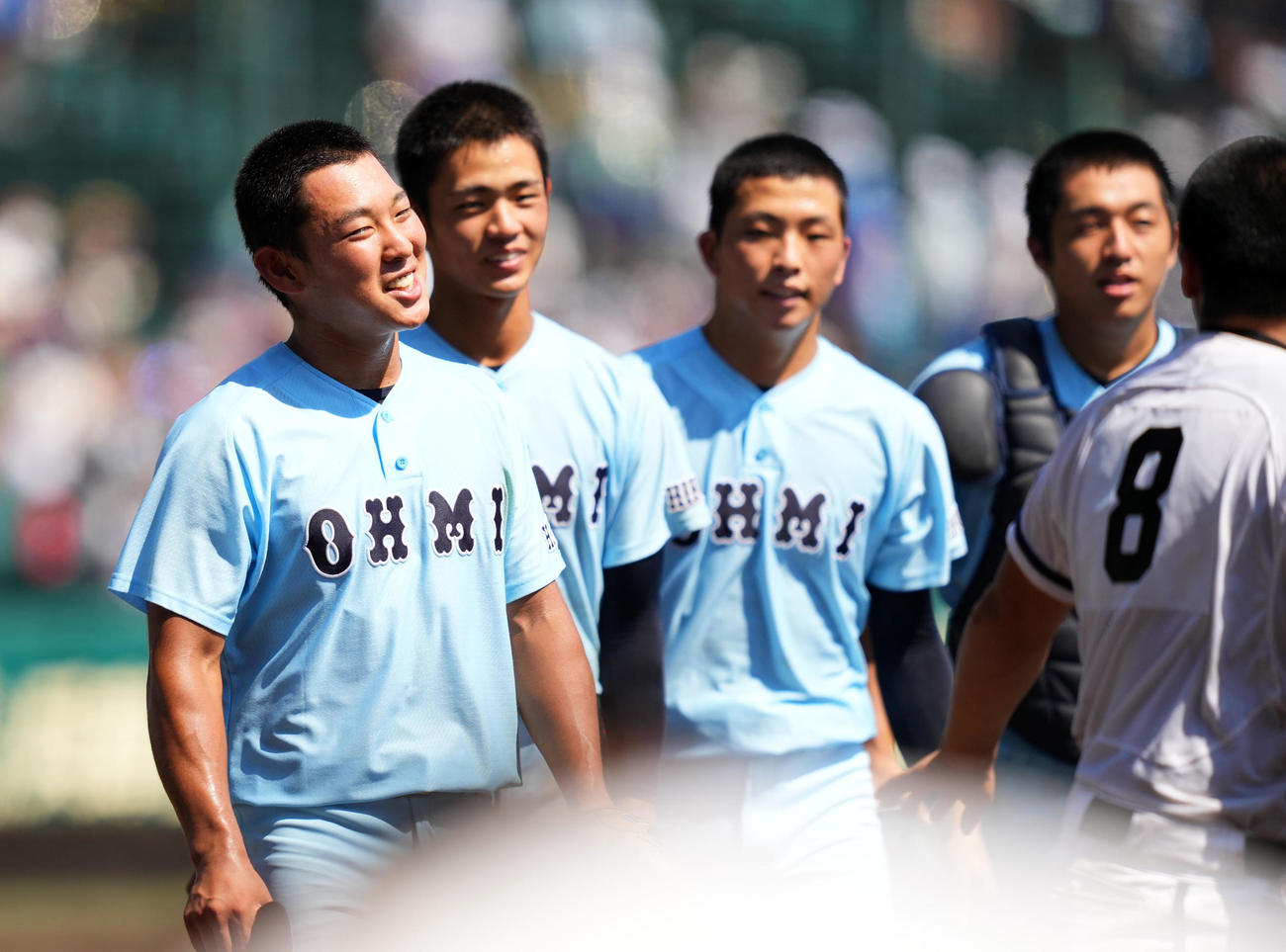 試合後、高松商・浅野（右）と言葉を交わす近江・山田（左）（撮影・横山健太）