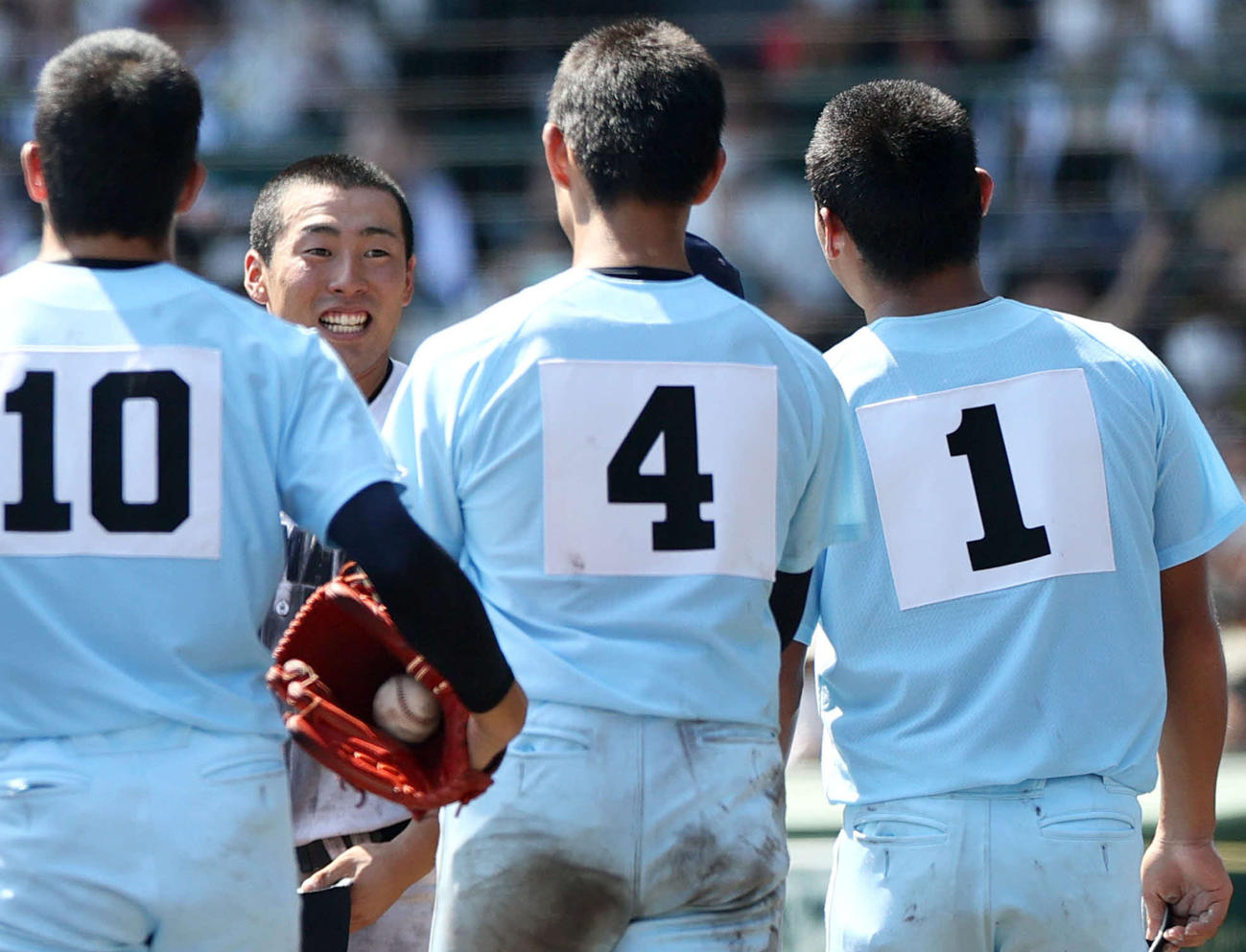 高松商・浅野（左から2人目）は近江・山田（右）と言葉を交わし引き揚げる（撮影・上山淳一）