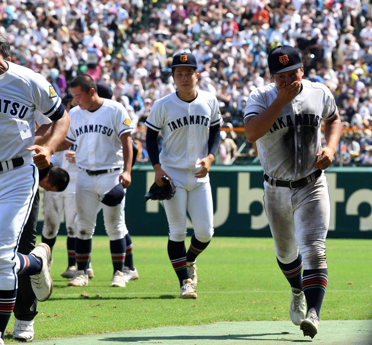 高松商対近江　近江に敗れあいさつを終え引き揚げる浅野（右）ら高松商ナイン（撮影・前岡正明）