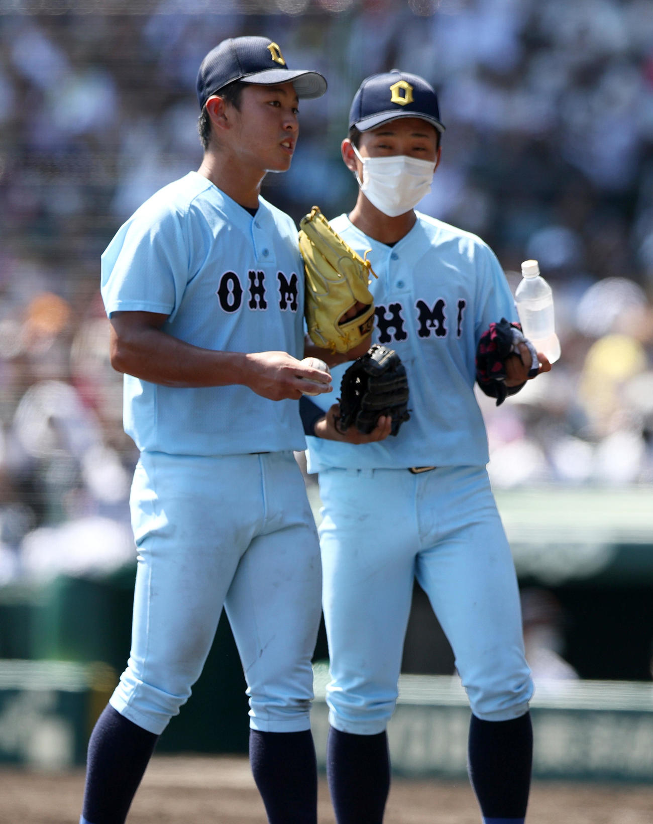 8回表高松商1死一、二塁、山田（左）は打者・浅野を前に星野に継投する（撮影・上山淳一）