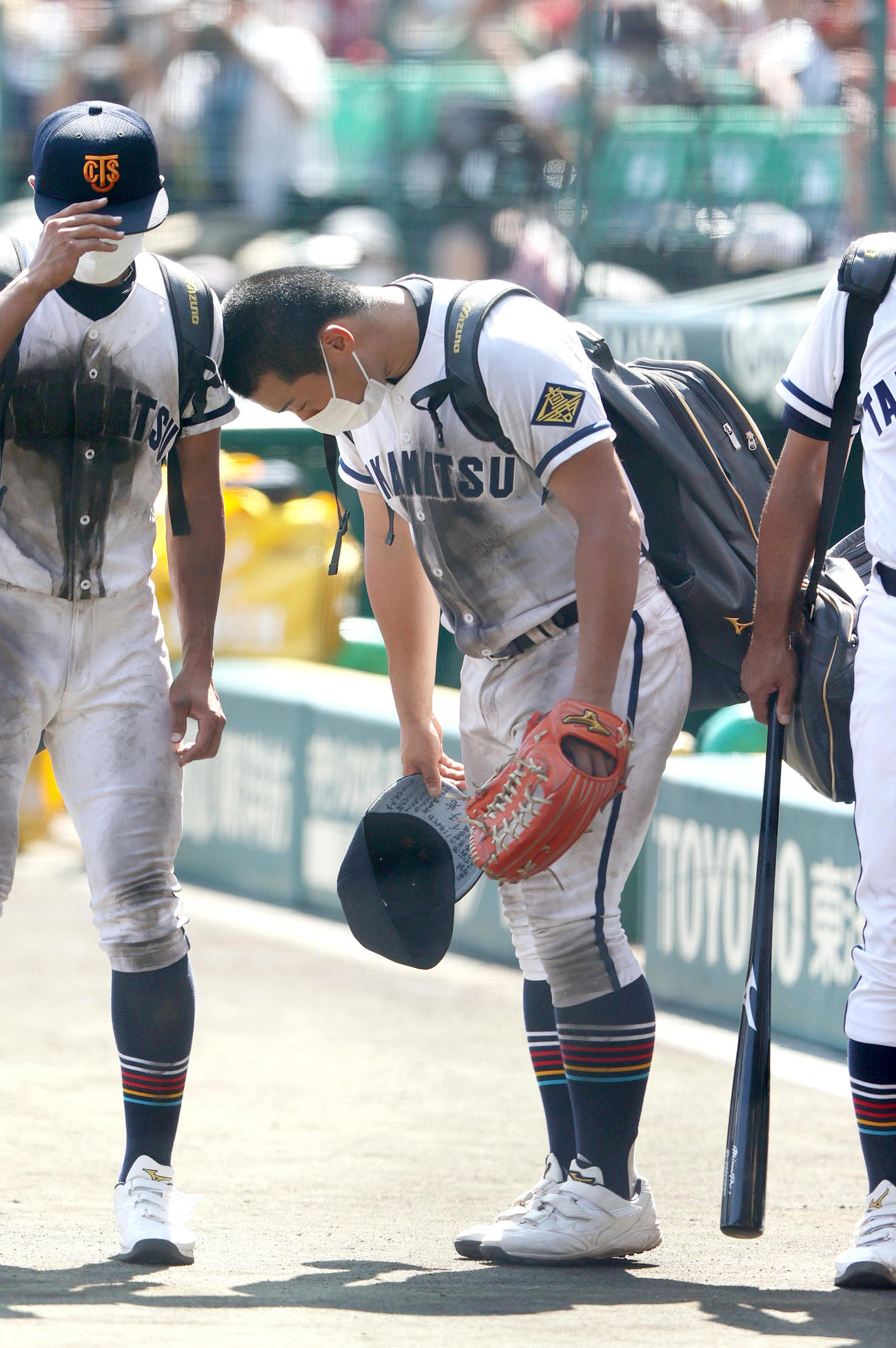 近江に敗れた高松商の浅野（右）はグラウンドにあいさつし引き揚げる（撮影・上山淳一）